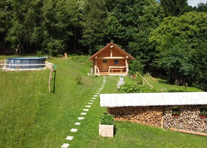 Hut At The Forest Tatil Evi Male Brusnice