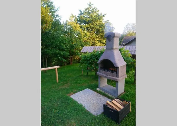 Hut At The Forest Tatil Evi Male Brusnice